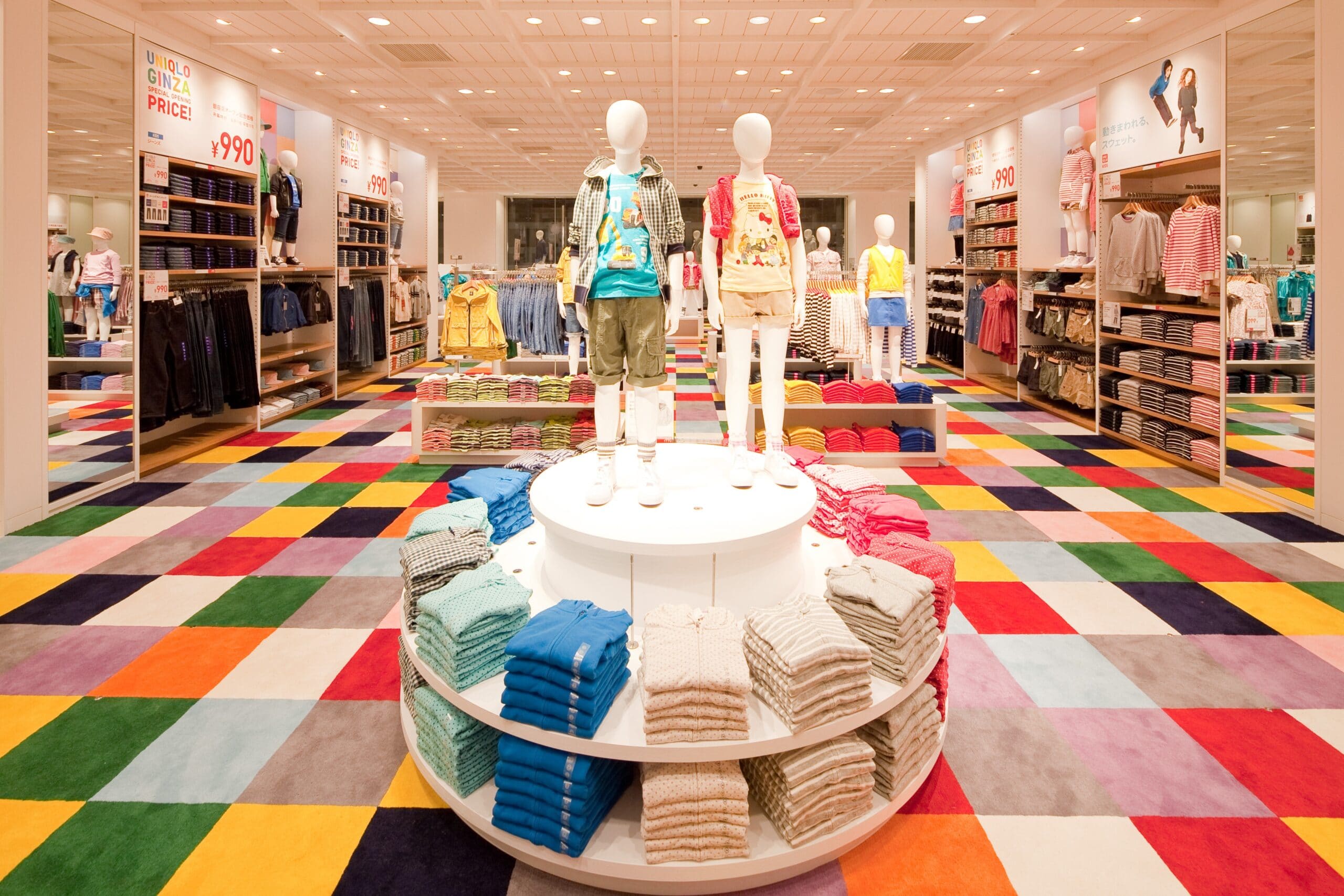 UNIQLO_Ginza_Store_-_interior3_-.jpg